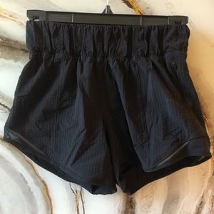 Lululemon High Rise Hotty Hot Shorts! SIZE 2